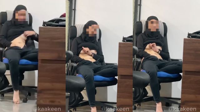 Bokep Indo Kaakeen Hijab Binal Sange di Kantor Colmek Remes Tokey