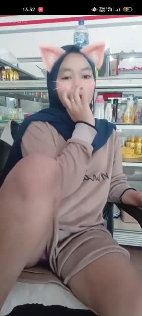 Hijabers disuruh jaga warung malah live pamer Memek