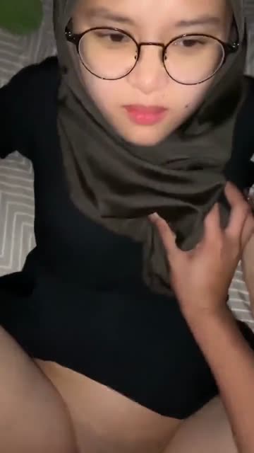 Jilbab Kacamata Viral Ngentot Ampe Becek – DoodStream