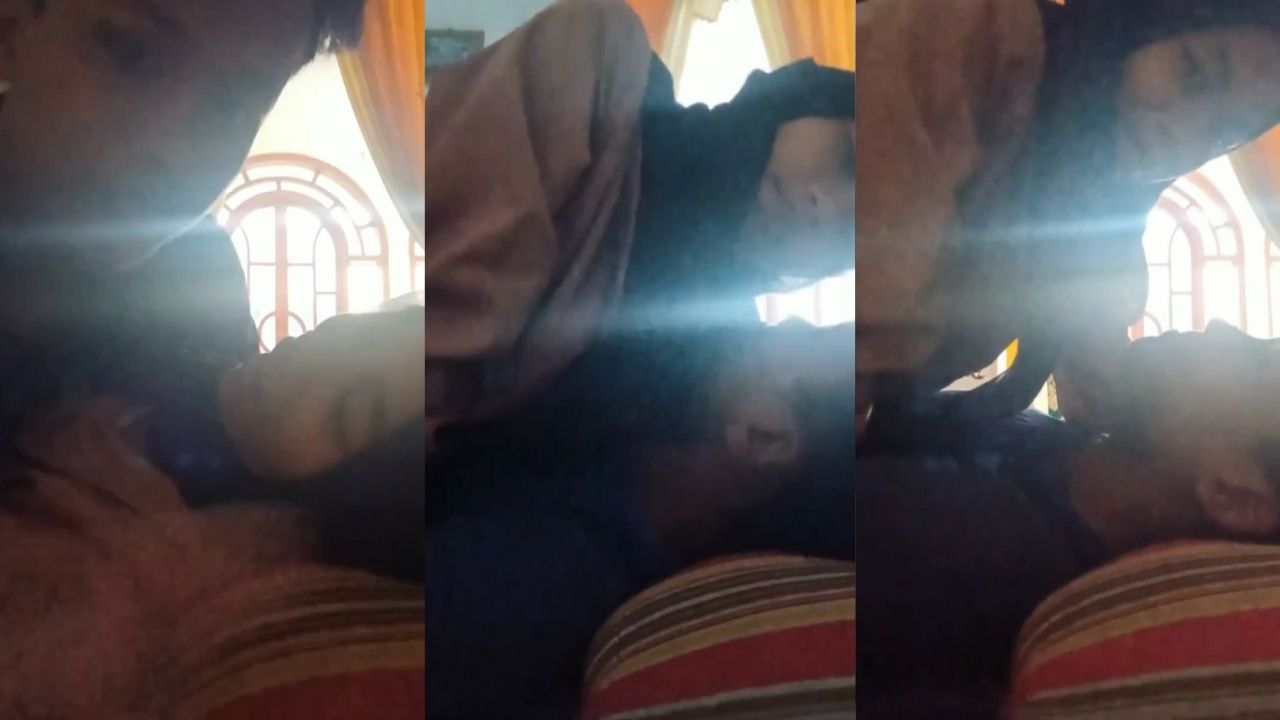 Bokep Esempeh ABG Jilbab Mesum Sama Pacar di Ruang Tamu