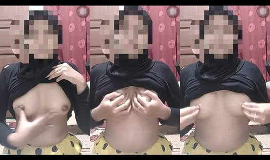 Bokep indonesia jilbab esemah mainin uting susu