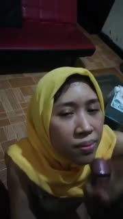 HIJAB KUNING KENA CROT DI MUKA DARI KONTOL KECIL – XNXX COM