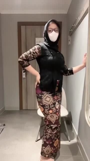 Ukhti kebaya hitam kacamata clmk