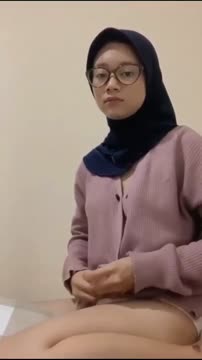 Ukhti Kacamata muka Polos