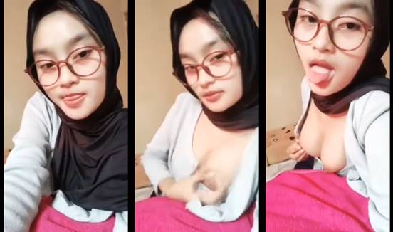 Xbokepfb cewek jilbab kacamata nakal menggoda