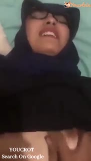 Hijab hitam nangis