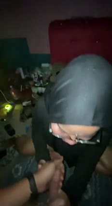 hijab binal malay nyepong pacarnya