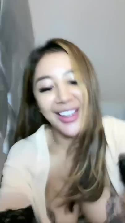 Hilda gesek memek sampe muncrat bikin ngaceng penonton live nya